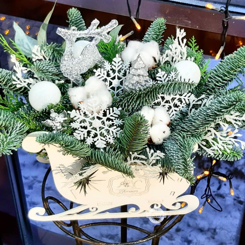 Новогодняя цветочная композиция «Белые сани»